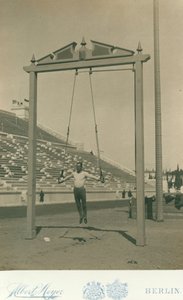 Olympische Spelen, 1896; de atleet Herman Weingartner, derde in de ringen door Meyer Albert